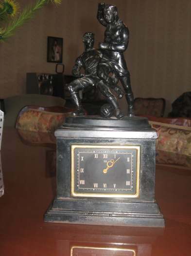 VINTAGE 1964 USSR RUSSIAN ART DECO KASLI METAL CAST-IRON TABLE CLOCK FOOTBALLERS