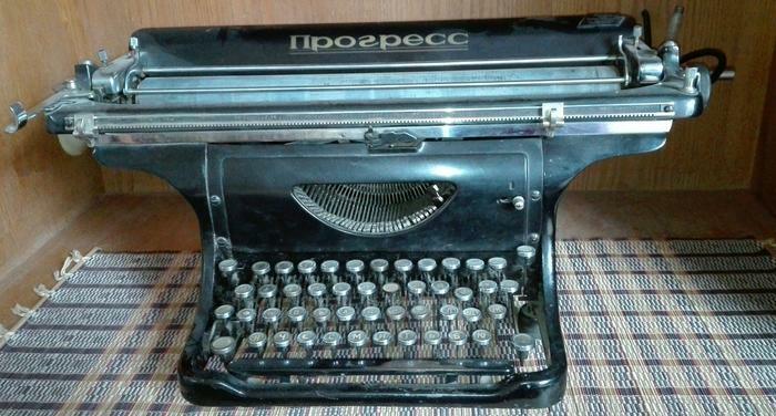 For sale vintage typewriter " Progress"