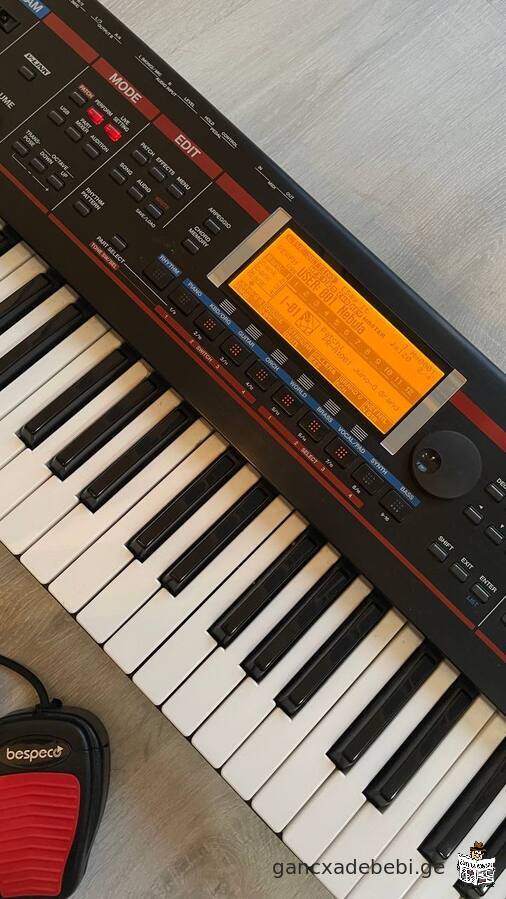 Roland JUNO-G SYNTHESIZER $500 (case and pedal included)