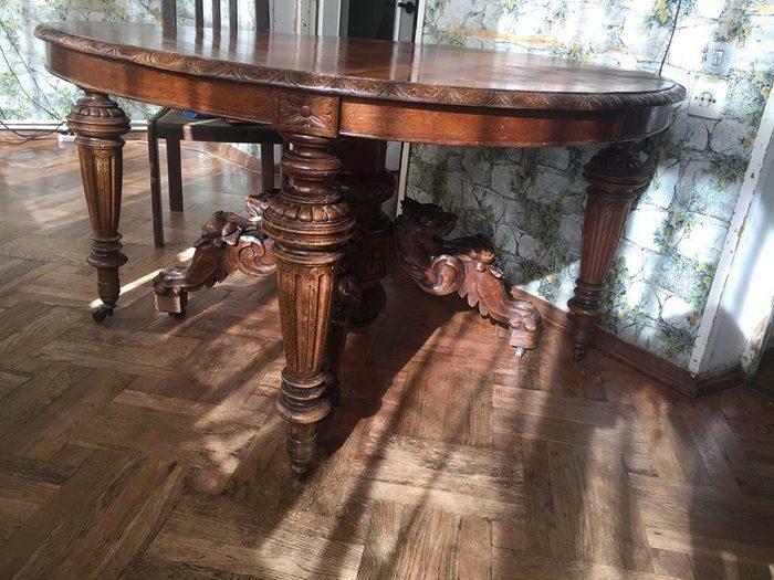 immediatly, Antiquarian massive wooden round table, with handmade leg in the middle, falls on 30 peo