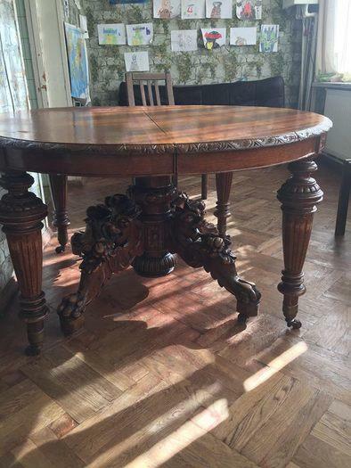 immediatly, Antiquarian massive wooden round table, with handmade leg in the middle, falls on 30 peo