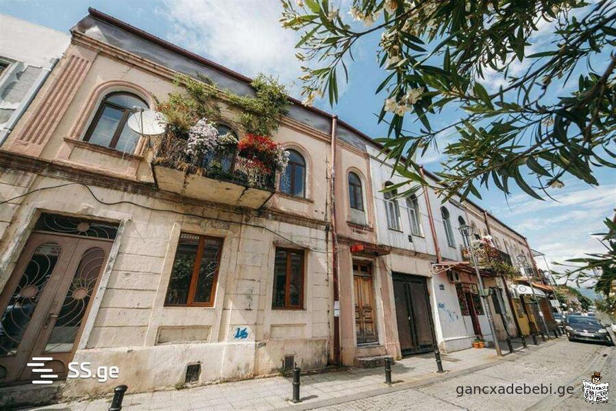 Appartement de trois pièces à vendre dans le vieux Batoumi, 36 Gamsakhourdia str, 400 m. de la mora