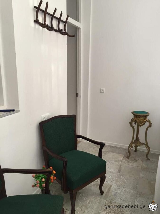 იყიდება ძველ თბილისში სოლოლაკში ასათიანის ქუჩაზე თბილისურ ეზოში 3 ოთახიანი ბინა