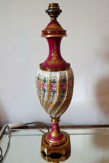 იყიდება 19 საუკუნის ფრანგული (SEVRES) კონსოლის ვაზა-ლამპა.