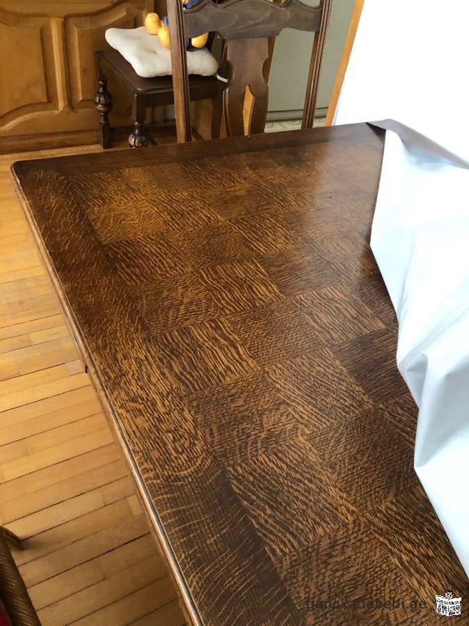 მუხის მაგიდა
