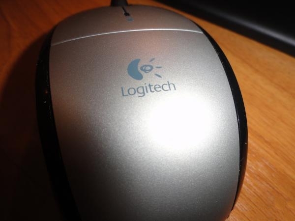 Logitech-ის უსადენო კლავიატურა, მაუსი და რესივერი.
