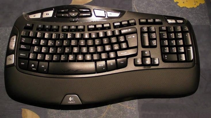 Logitech-is usadeno klaviatura, mausi da resiveri.