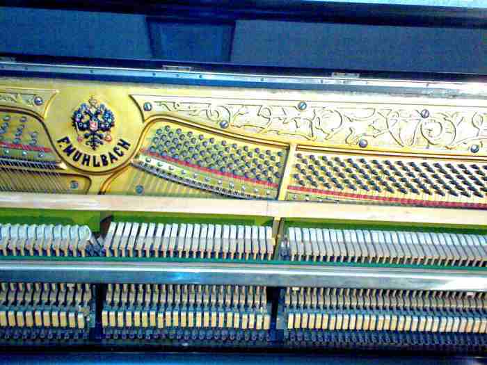 antikvaruli pianino "F.MUHLBACH"
