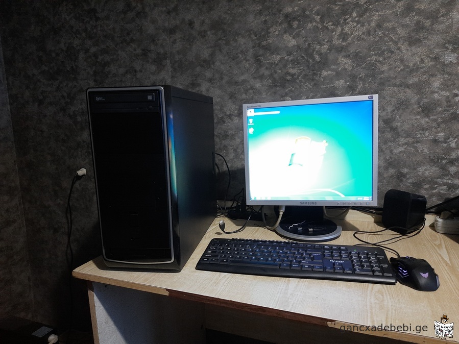 desktop kompiuteri kompleqtSi monitorianad