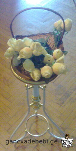 Искусственные цветы розы в декоративной корзине с цветами / цветочная корзина / цветочная корзинка