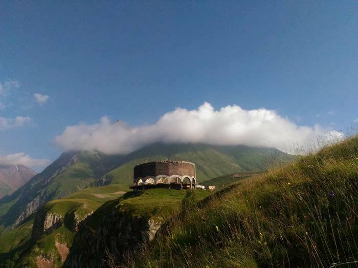 Прекрасная природа и горы Кавказа. Лошади и квадроциклы на прокат в близ Гудаури.