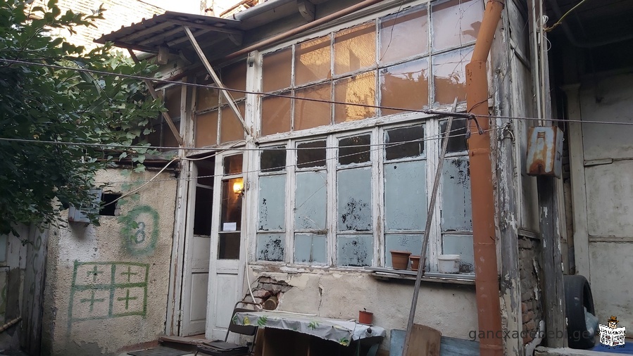 Продается дом в так называемом ‘’Итальянском дворике’’ в районе Чугурети (старый Тбилиси).