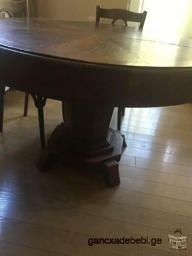 Продается массивный деревянный круглый стол.