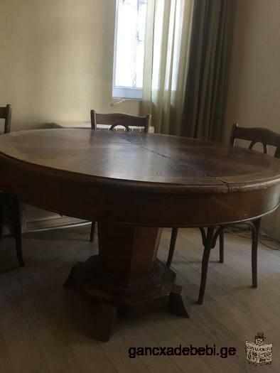 Продается массивный деревянный круглый стол.