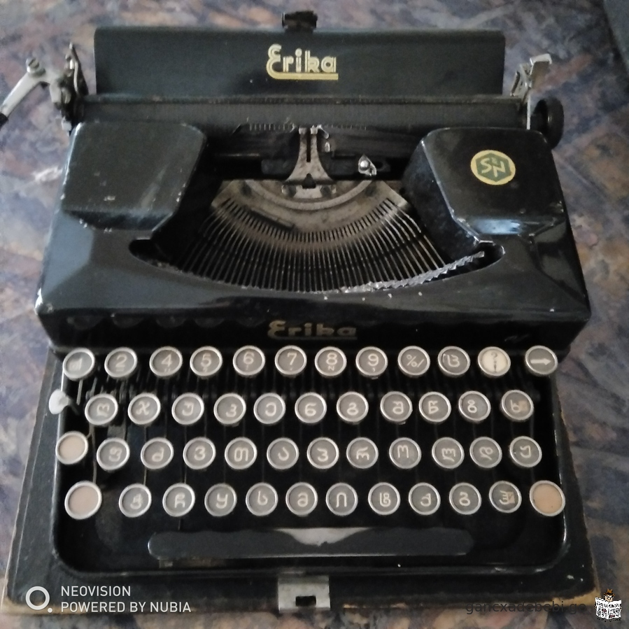 Продается немецкая коллекционная антикварная печатная машинка " Erika "