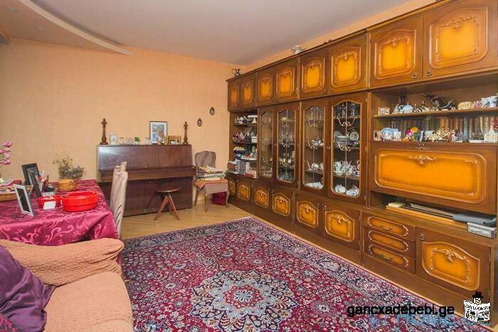 Продается отремонтированная 4-комнатная квартира В центре Сабуртало