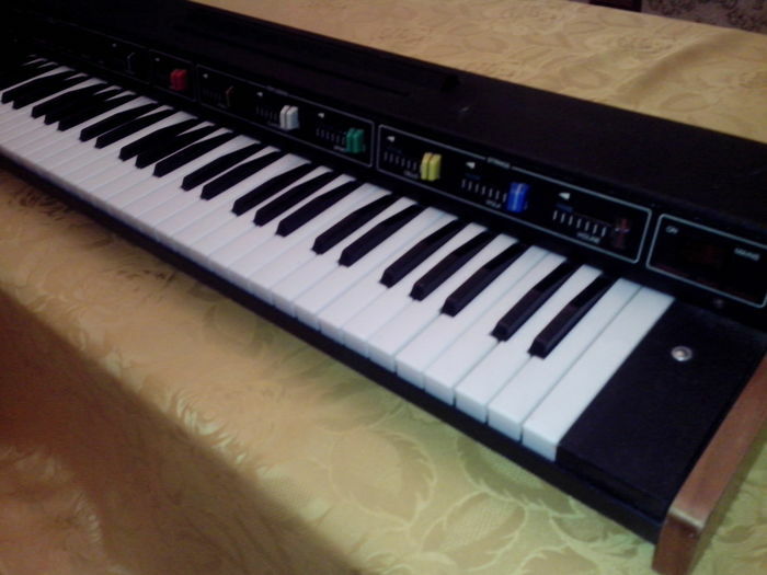 Продам синтезатор VERMONA PIANO STRINGS