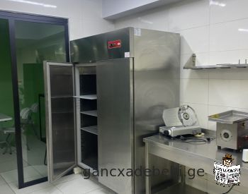 Продаются различные профессиональные кухонные приборы и приспособления.