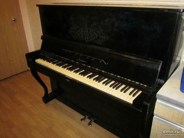Продаю чёрное пианино Заря