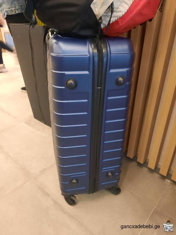 Продаю шикарный чемодан