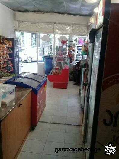 Сдается действующий продуктовый магазин на торговой улице в старом Ватуми, ул. Звиад Гамсахурдиа 43.