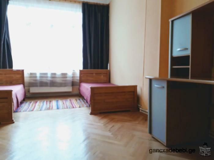 Сдается трехкомнатная квартира в престижном, центральном рйоне Тбилиси.