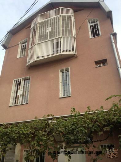 Сдается трехэтажный частный дом в центре Тбилиси
